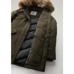 Parka de lujo con piel de mapache ártico