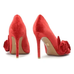 Tacones rojos de tela con flores en 3D