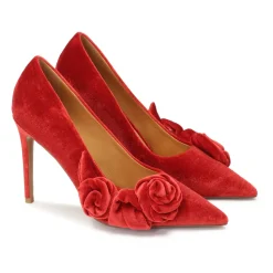 Tacones rojos de tela con flores en 3D