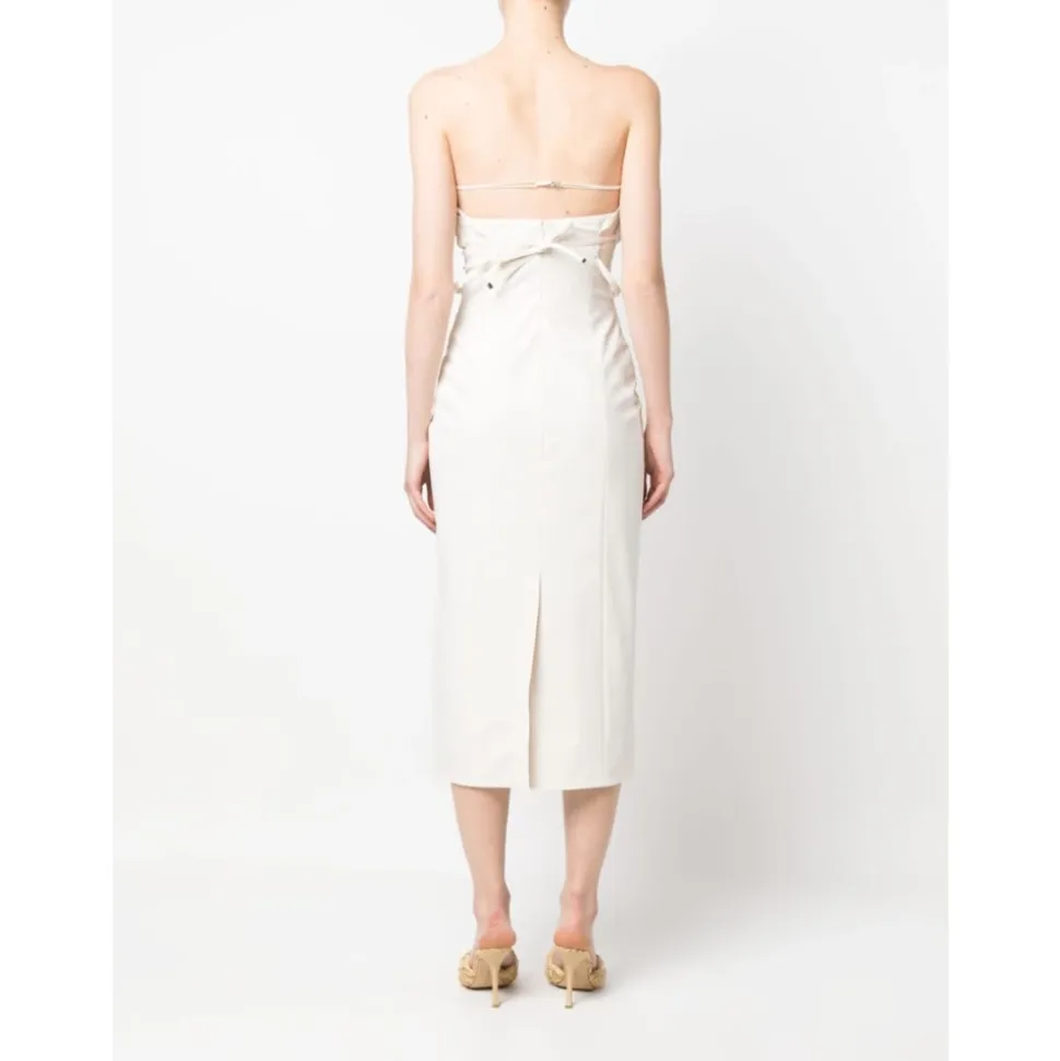 Vestido Blanco sin Tirantes con Detalles