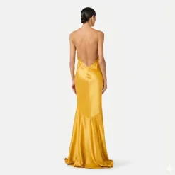 Vestido de satén de alfombra roja