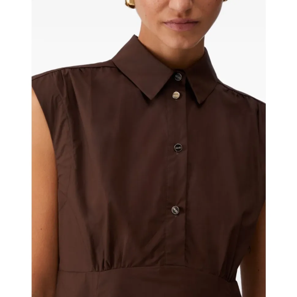 Vestido evasé con cuello de punta y botones