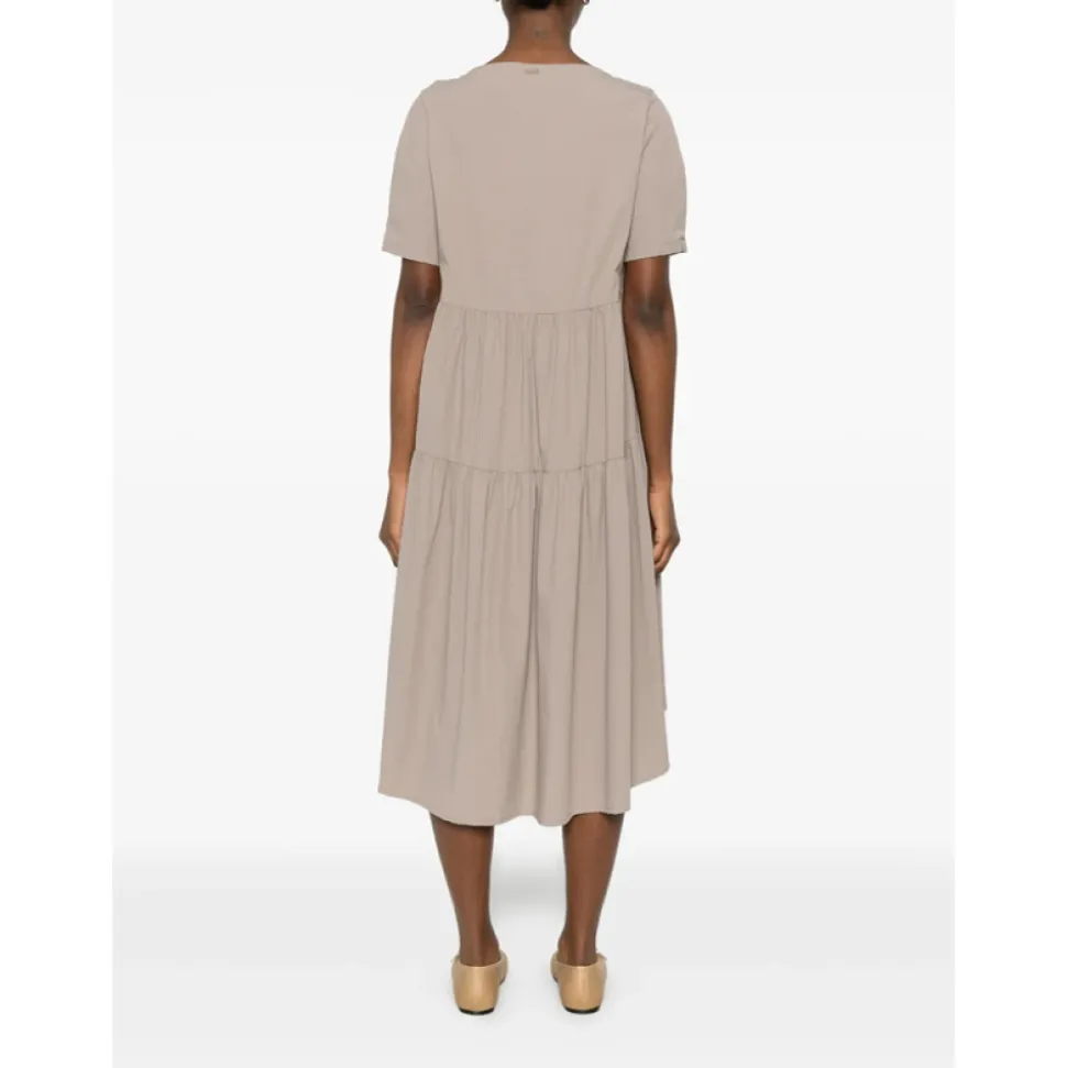 Vestido midi escalonado de manga corta