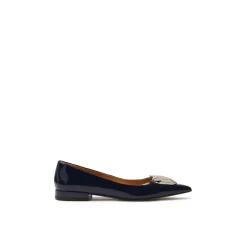 Zapatos de tacón azul marino con adorno grande