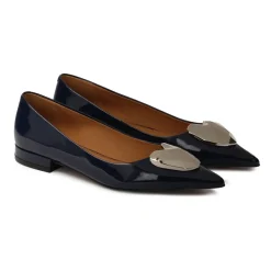 Zapatos de tacón azul marino con adorno grande