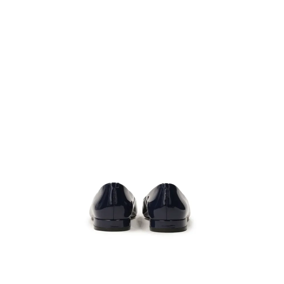Zapatos de tacón azul marino con adorno grande