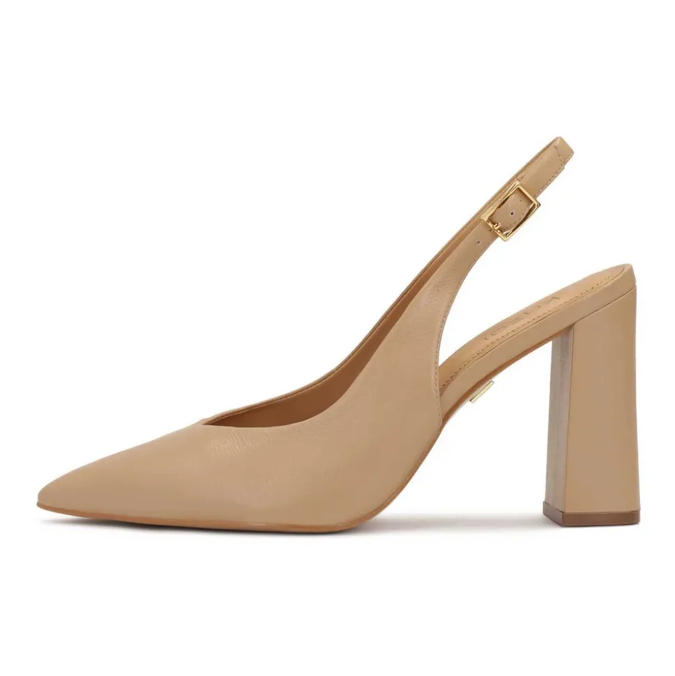 Zapatos de tacón beige con talones al descubierto.Este producto tallaje pequeño.