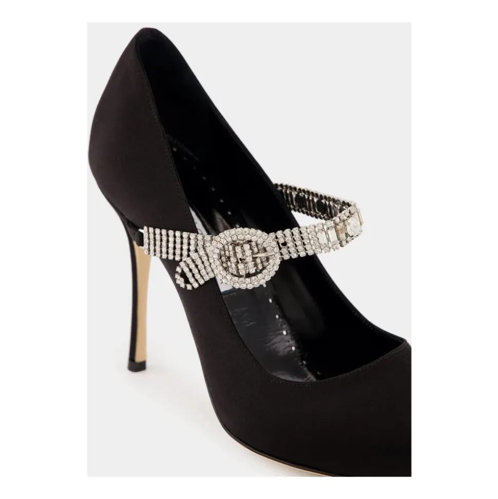 Zapatos de tacón de satén negro con correa de cristal