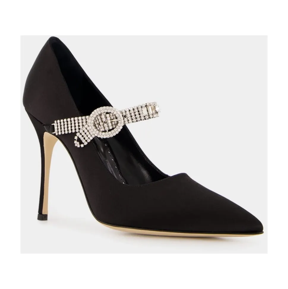Zapatos de tacón de satén negro con correa de cristal