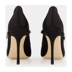 Zapatos de tacón de satén negro con correa de cristal