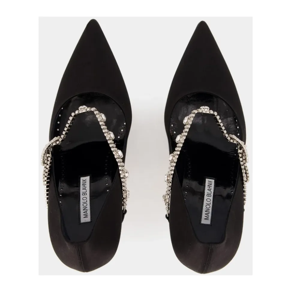 Zapatos de tacón de satén negro con correa de cristal