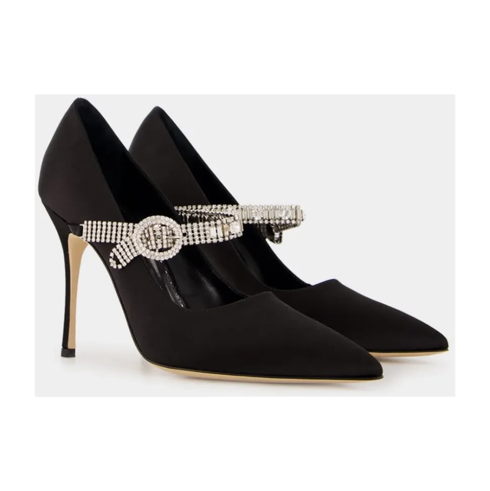 Zapatos de tacón de satén negro con correa de cristal