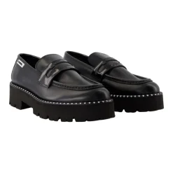 Zapatos Planos de Cuero Negro con Detalles de Latón